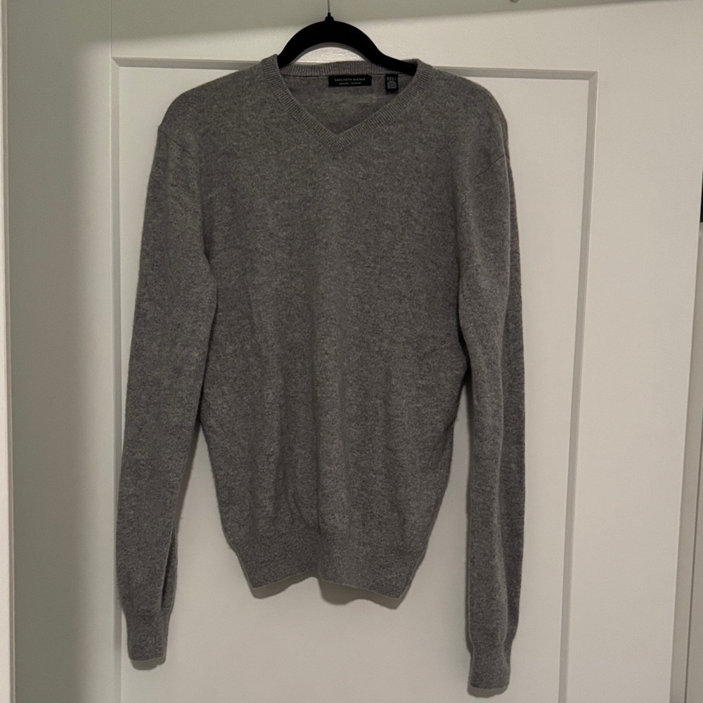 Saks fifth avenue men’s cashmere sweater light grey v neck pullover